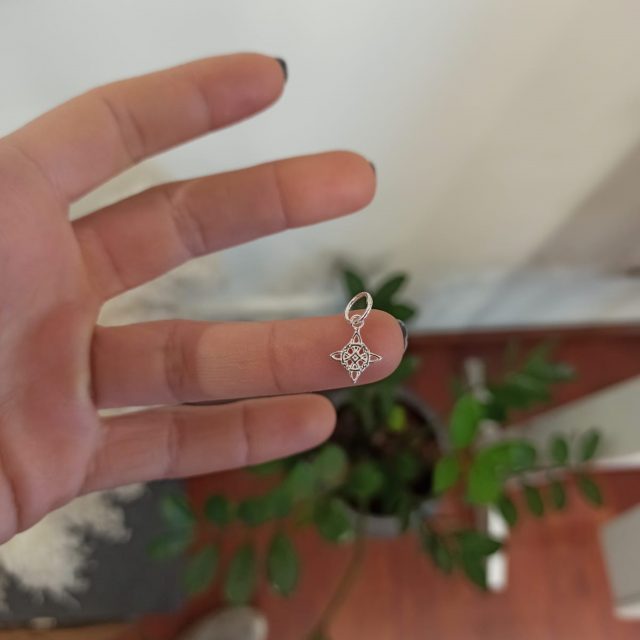 Mini Colgante Nudo De Bruja