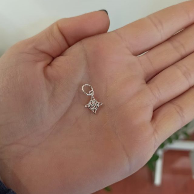 Mini Colgante Nudo De Bruja - Imagen 4