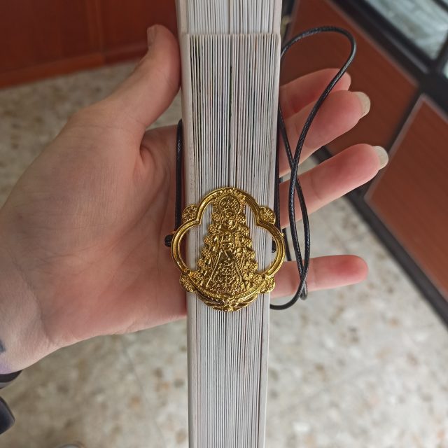 Cuelga Abanicos Virgen Del Rocío Dorada - Imagen 2