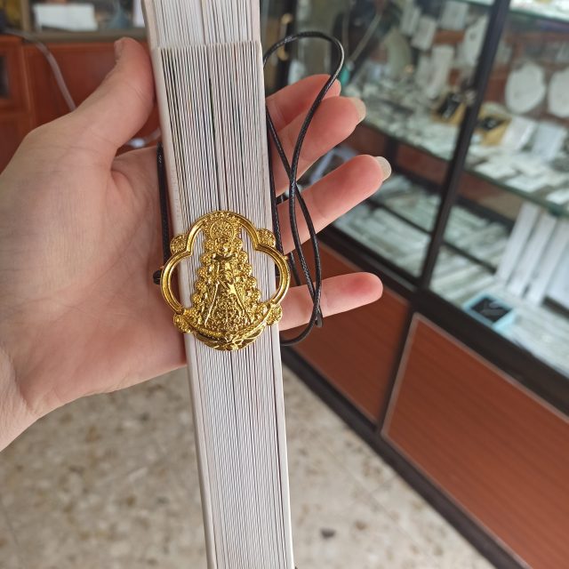 Cuelga Abanicos Virgen Del Rocío Dorada