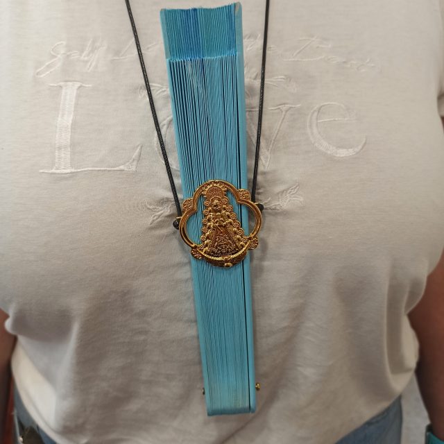 Cuelga Abanicos Virgen Del Rocío Dorada - Imagen 3
