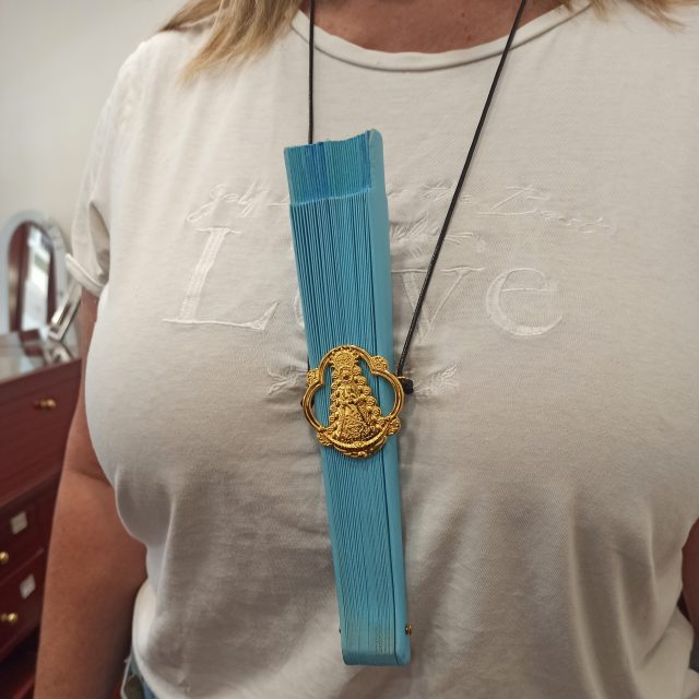 Cuelga Abanicos Virgen Del Rocío Dorada - Imagen 4