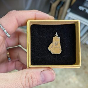Colgante Guante de Boxeo en Plata 925 Hecho a Mano – Sin Cadena