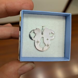 Colgante de Plata 925 Silueta Minnie con Alicia en el País de las Maravillas (Hecho a Mano)