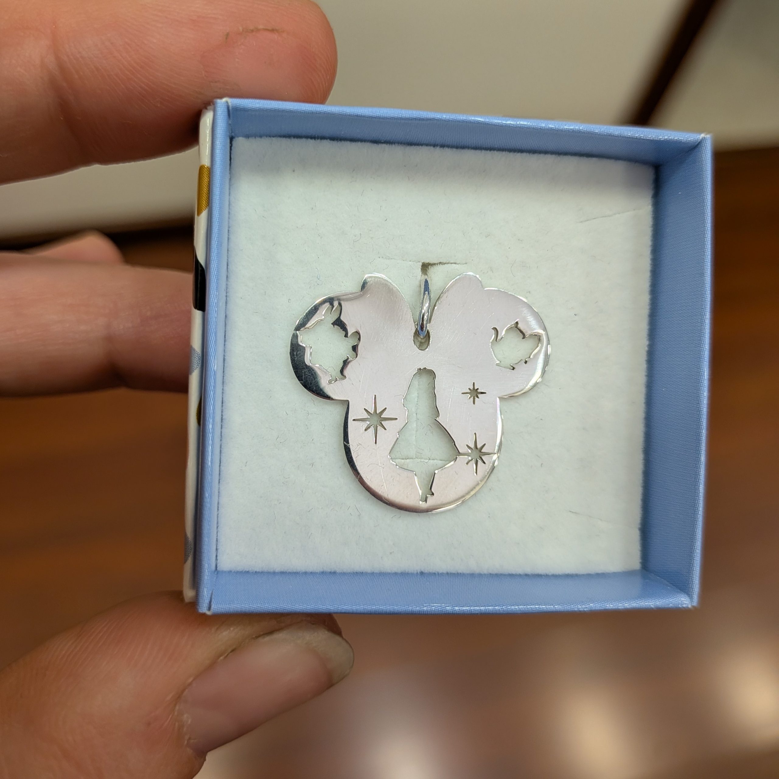 Colgante de Plata 925 Silueta Minnie con Alicia en el País de las Maravillas (Hecho a Mano)