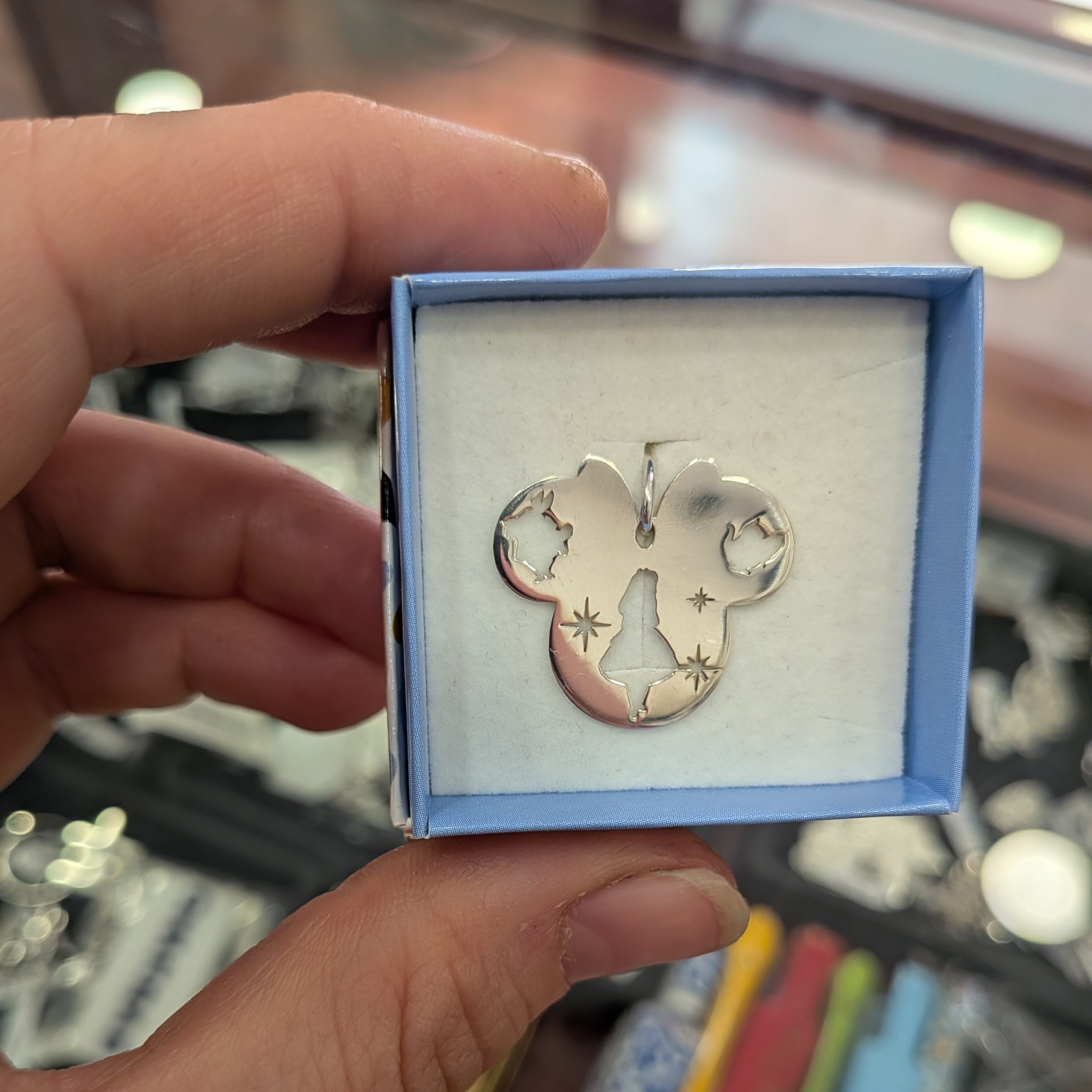 Colgante de Plata 925 Silueta Minnie con Alicia en el País de las Maravillas (Hecho a Mano) - Imagen 8
