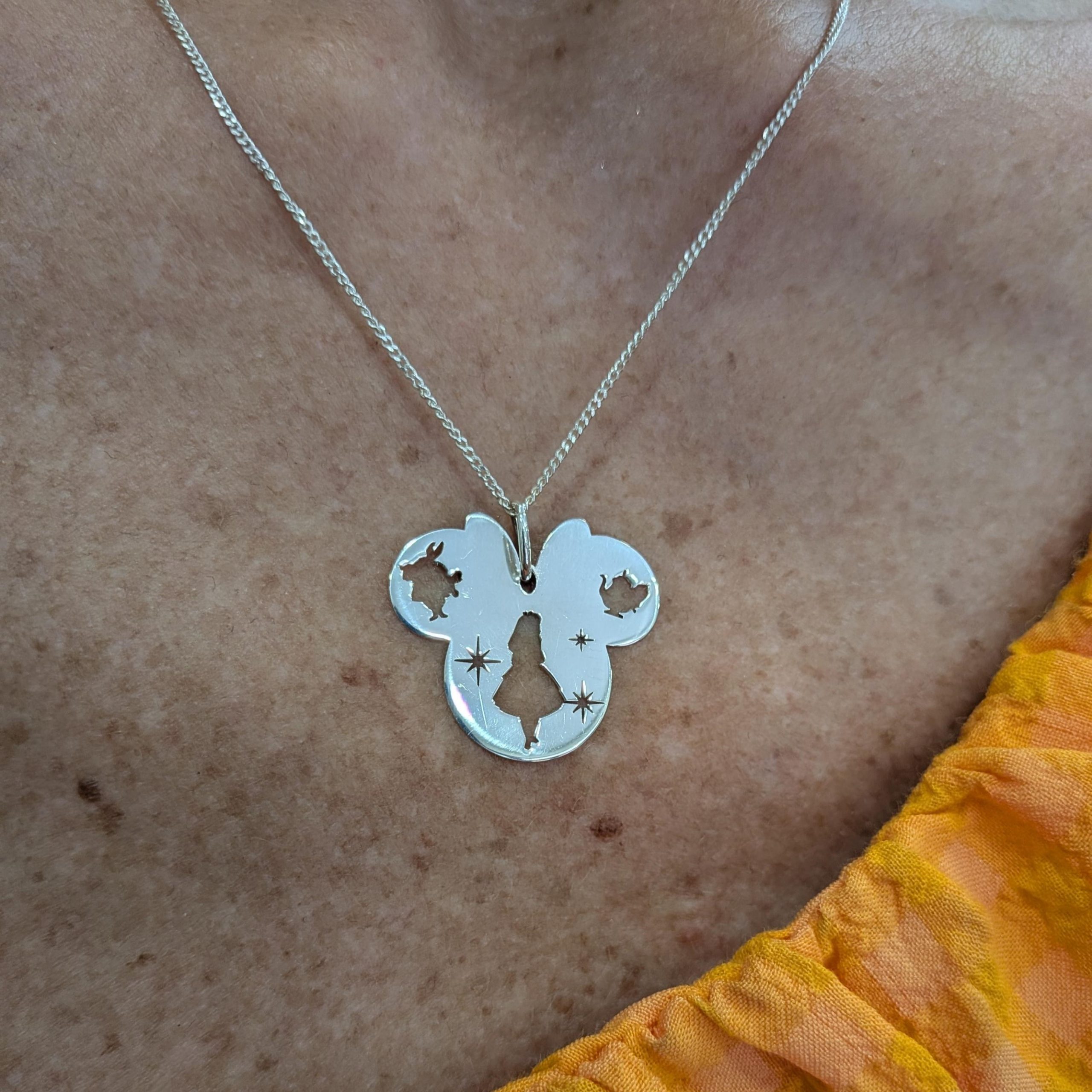 Colgante de Plata 925 Silueta Minnie con Alicia en el País de las Maravillas (Hecho a Mano) - Imagen 3