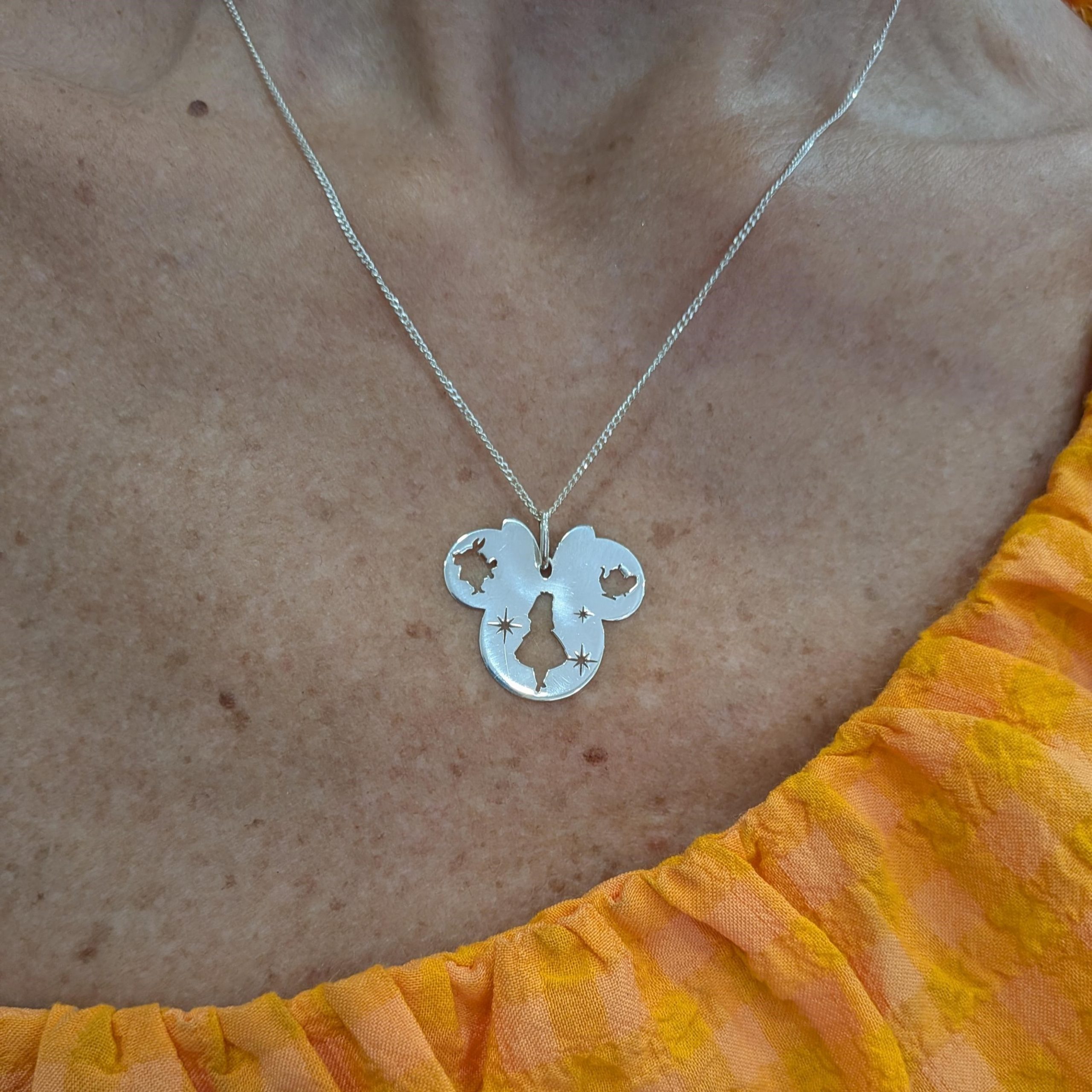 Colgante de Plata 925 Silueta Minnie con Alicia en el País de las Maravillas (Hecho a Mano) - Imagen 2