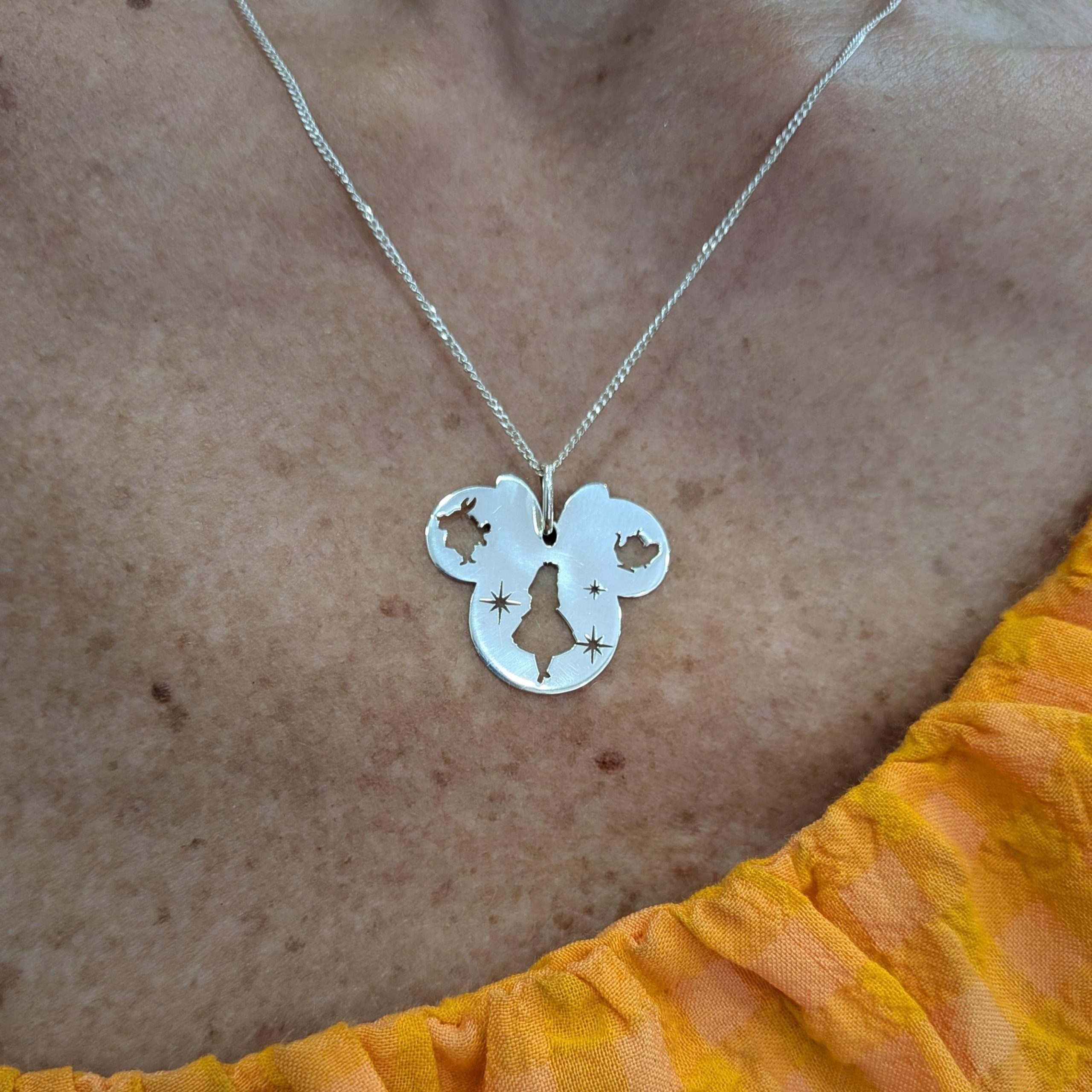 Colgante de Plata 925 Silueta Minnie con Alicia en el País de las Maravillas (Hecho a Mano) - Imagen 4